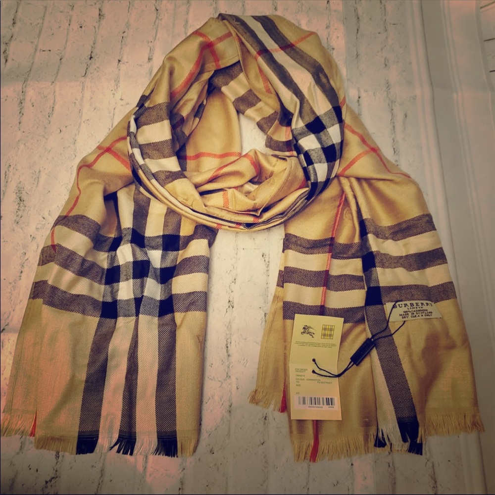 NWT! Burberry scarf